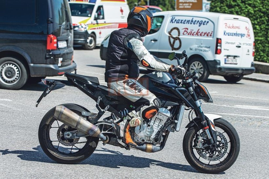 Bắt gặp mẫu naked bike hoàn toàn mới của KTM đang chạy thử liệu đây có phải KTM Duke