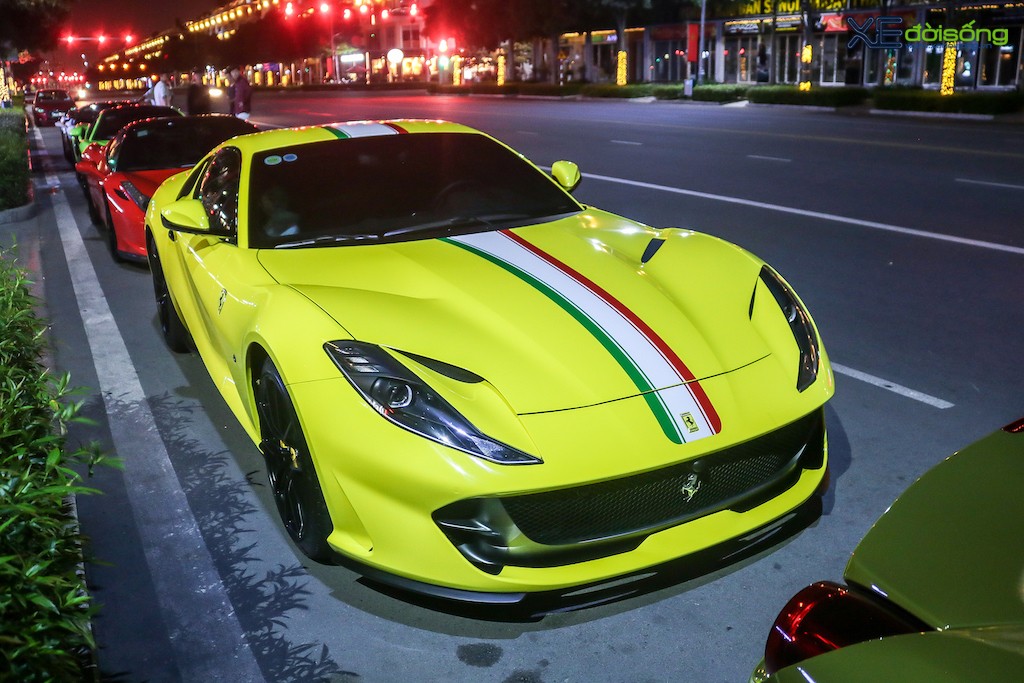 Ferrari triệu hồi siêu xe vì kính sau có thể bay mất VnExpress