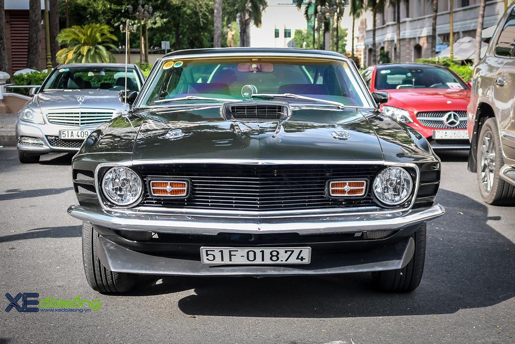  Encontré el exclusivo Ford Mustang MACH 1 Cobra Jet de 1970 en Vietnam en la calle Saigon