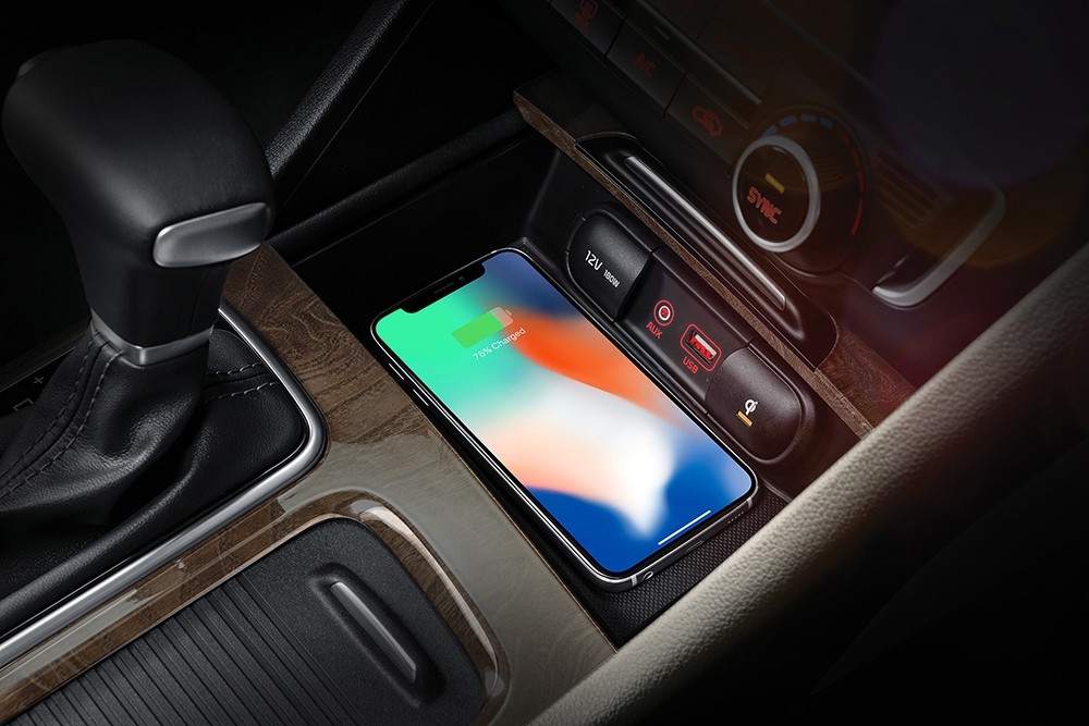 Đối thủ Toyota Altis được trang bị thêm sạc không dây cho smartphone ảnh 2