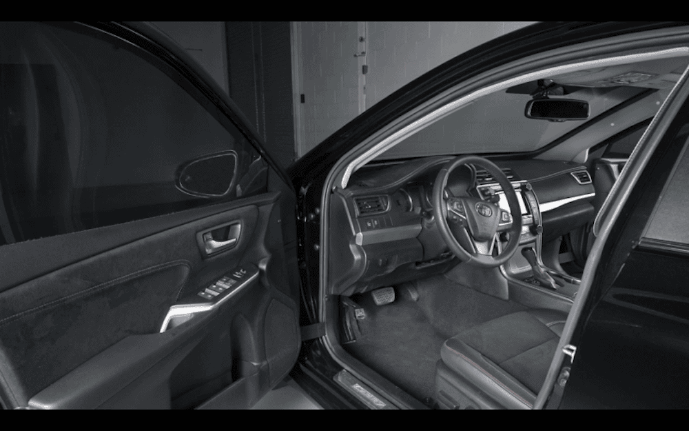 Cận cảnh Toyota Camry có khả năng chống đạn từ súng trường ảnh 3