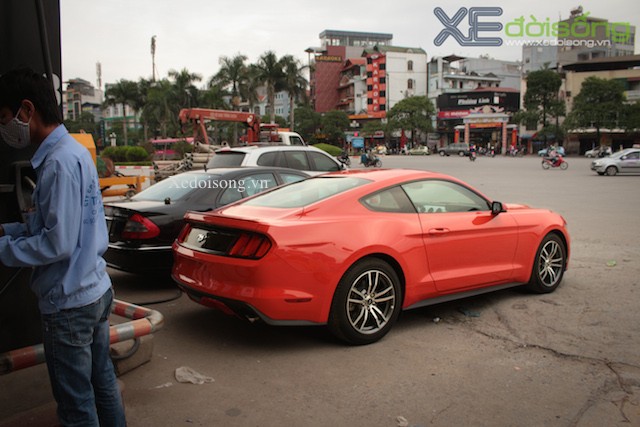 Bắt gặp Ford Mustang 2015 đổ xăng trên đường Hà Nội ảnh 2