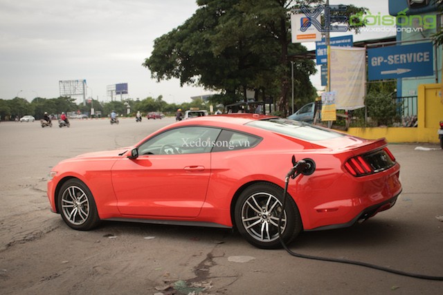 Bắt gặp Ford Mustang 2015 đổ xăng trên đường Hà Nội ảnh 3