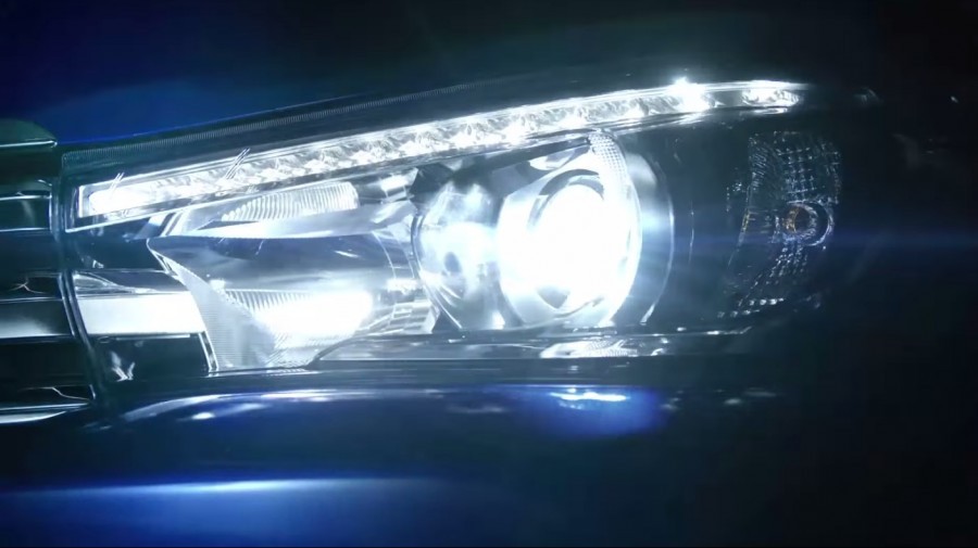 Toyota Hilux 2016 hiện hình trong video đầu tiên ảnh 2