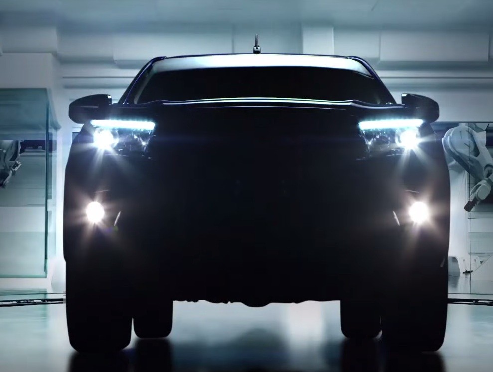 Toyota Hilux 2016 hiện hình trong video đầu tiên ảnh 1
