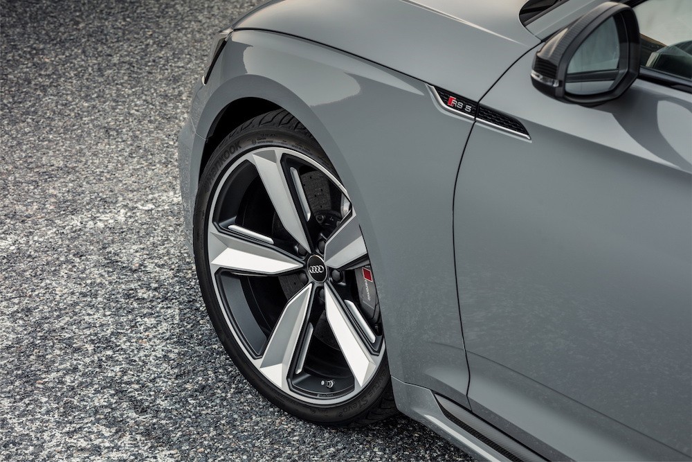 Audi RS4 và RS5 Carbon Edition đắt hơn bản thường 300 triệu ảnh 3