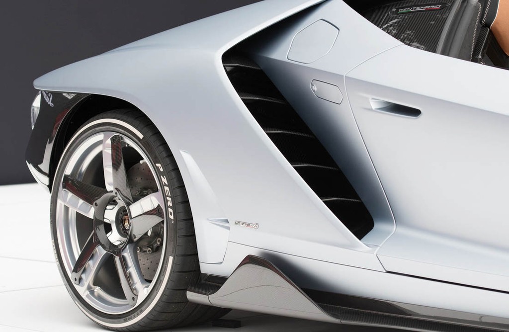 Cận cảnh Lamborghini Centenario Roadster giá hơn 50 tỉ đồng ảnh 6
