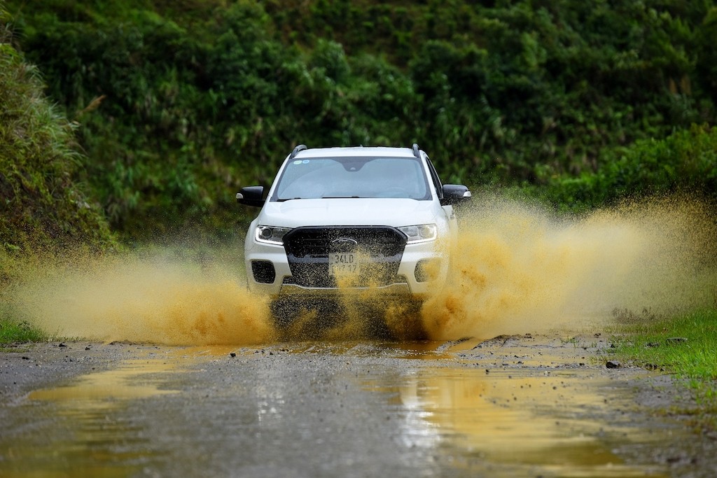 Chạy xe gầm cao như Ford Ranger, làm thế nào để lội nước trong mùa mưa mà không hư hỏng xe? ảnh 2
