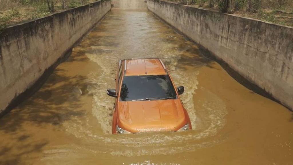 Chạy xe gầm cao như Ford Ranger, làm thế nào để lội nước trong mùa mưa mà không hư hỏng xe? ảnh 3