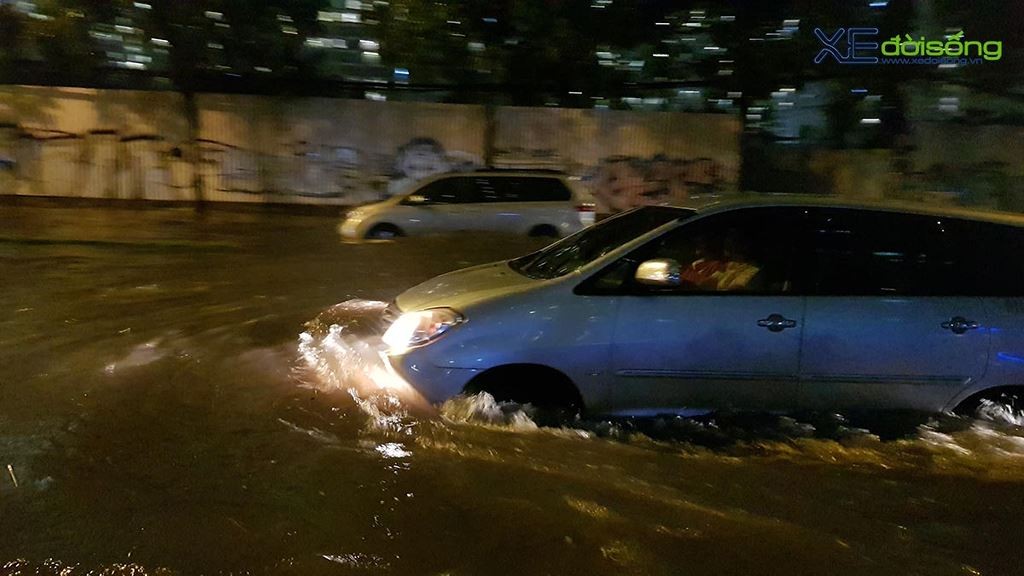 Lái xe hơi qua vùng ngập nước: Cách xử lý để xe không bị Thủy kích ảnh 2