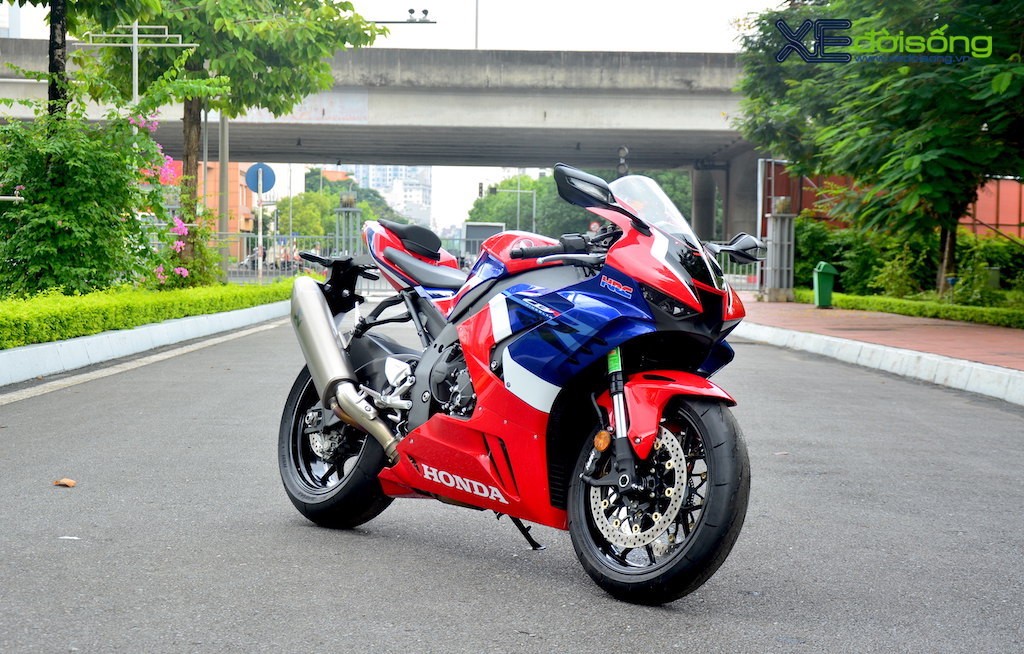 Trải nghiệm nhanh superbike Honda CBR1000RR-R tại Việt Nam: Quá mạnh! ảnh 10