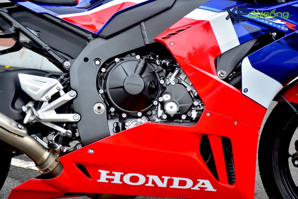 Trải nghiệm nhanh superbike Honda CBR1000RR-R tại Việt Nam: Quá mạnh! ảnh 13
