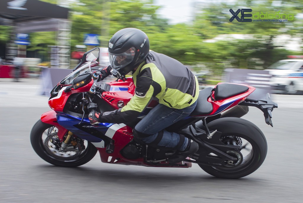 Trải nghiệm nhanh superbike Honda CBR1000RR-R tại Việt Nam: Quá mạnh! ảnh 7