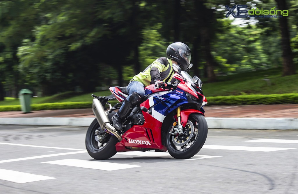 Trải nghiệm nhanh superbike Honda CBR1000RR-R tại Việt Nam: Quá mạnh! ảnh 8
