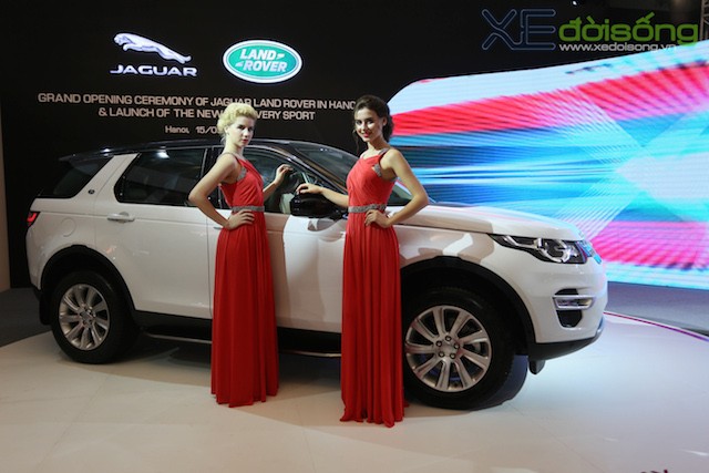 Land Rover Discovery cạnh tranh Porsche Macan với giá từ 2,5 tỷ đồng ảnh 1