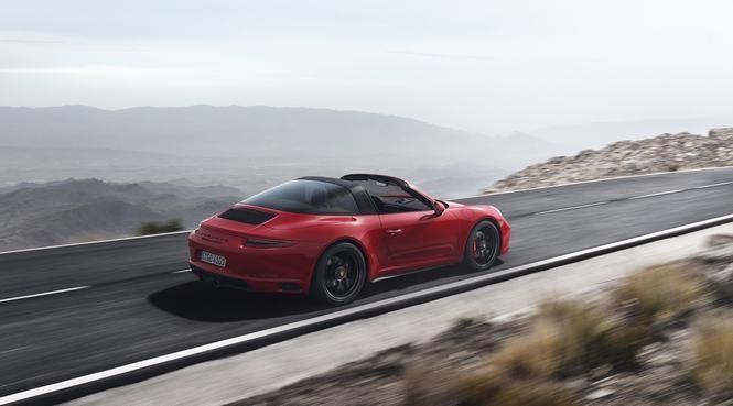 Porsche sắp ra mắt 911 GTS 2017 mạnh mẽ và tiết kiệm nhiên liệu hơn ảnh 10