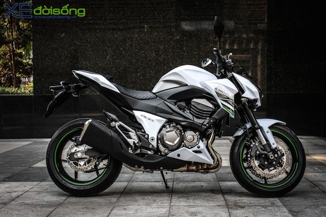 2015 KAWASAKI Z800  GREEN with 4765 miles  Used Motorbikes Dealer  Macclesfield  Donington Park The Superbike Factory