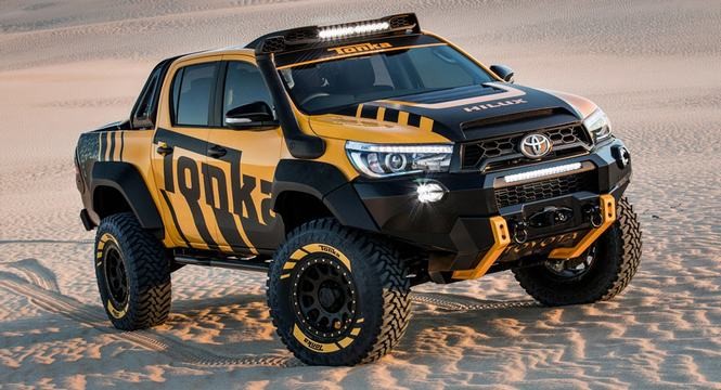 Chiêm ngưỡng “bò cạp sa mạc” Toyota Hilux Tonka khoe sắc trên cát cháy ảnh 1