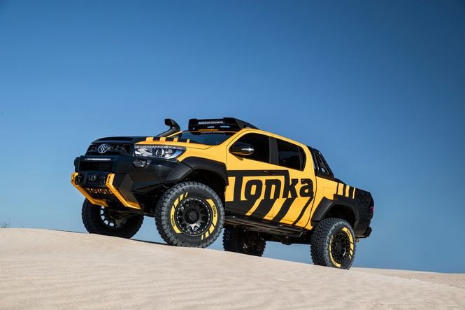Chiêm ngưỡng “bò cạp sa mạc” Toyota Hilux Tonka khoe sắc trên cát cháy ảnh 3