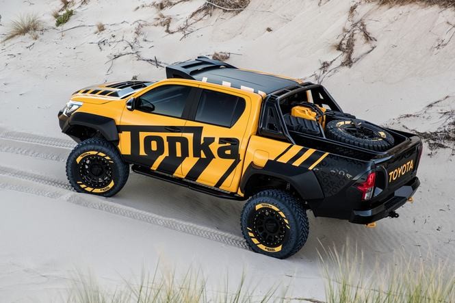 Chiêm ngưỡng “bò cạp sa mạc” Toyota Hilux Tonka khoe sắc trên cát cháy ảnh 2