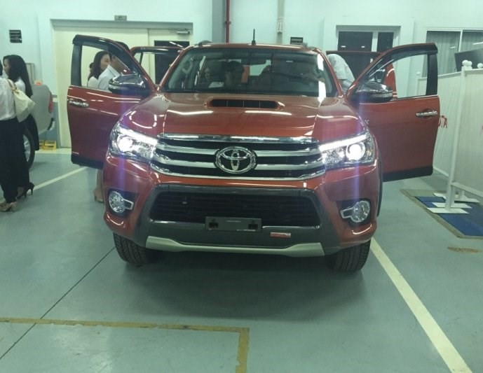 Hé lộ trang bị trên Toyota Hilux 2016 sắp bán ở Việt Nam ảnh 3
