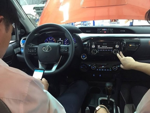 Hé lộ trang bị trên Toyota Hilux 2016 sắp bán ở Việt Nam ảnh 5