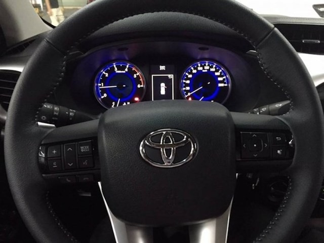 Hé lộ trang bị trên Toyota Hilux 2016 sắp bán ở Việt Nam ảnh 7
