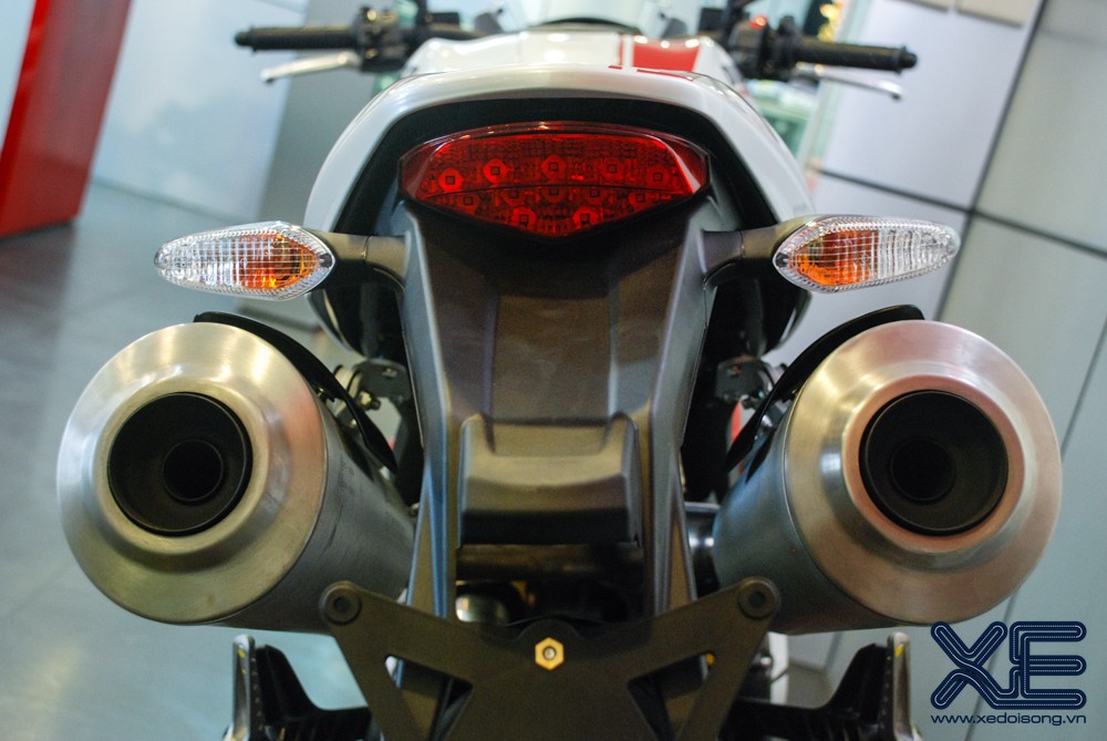 Khám phá hai chiếc Ducati Monster 796 trắng duy nhất Hà Nội ảnh 12