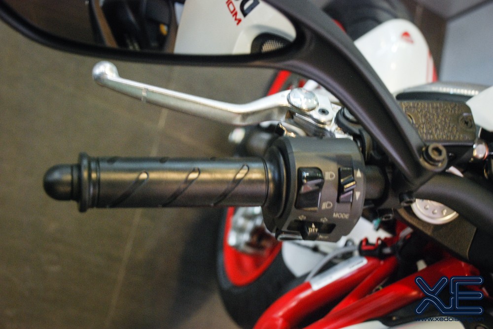 Khám phá hai chiếc Ducati Monster 796 trắng duy nhất Hà Nội ảnh 14
