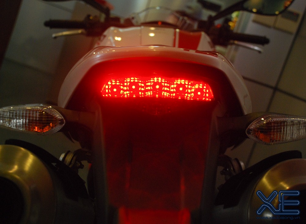 Khám phá hai chiếc Ducati Monster 796 trắng duy nhất Hà Nội ảnh 23