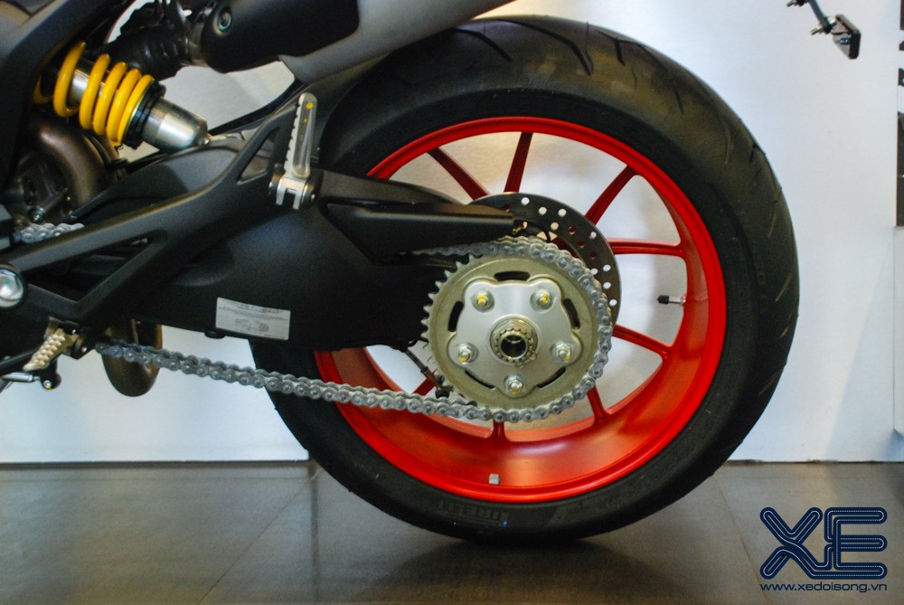 Khám phá hai chiếc Ducati Monster 796 trắng duy nhất Hà Nội ảnh 11