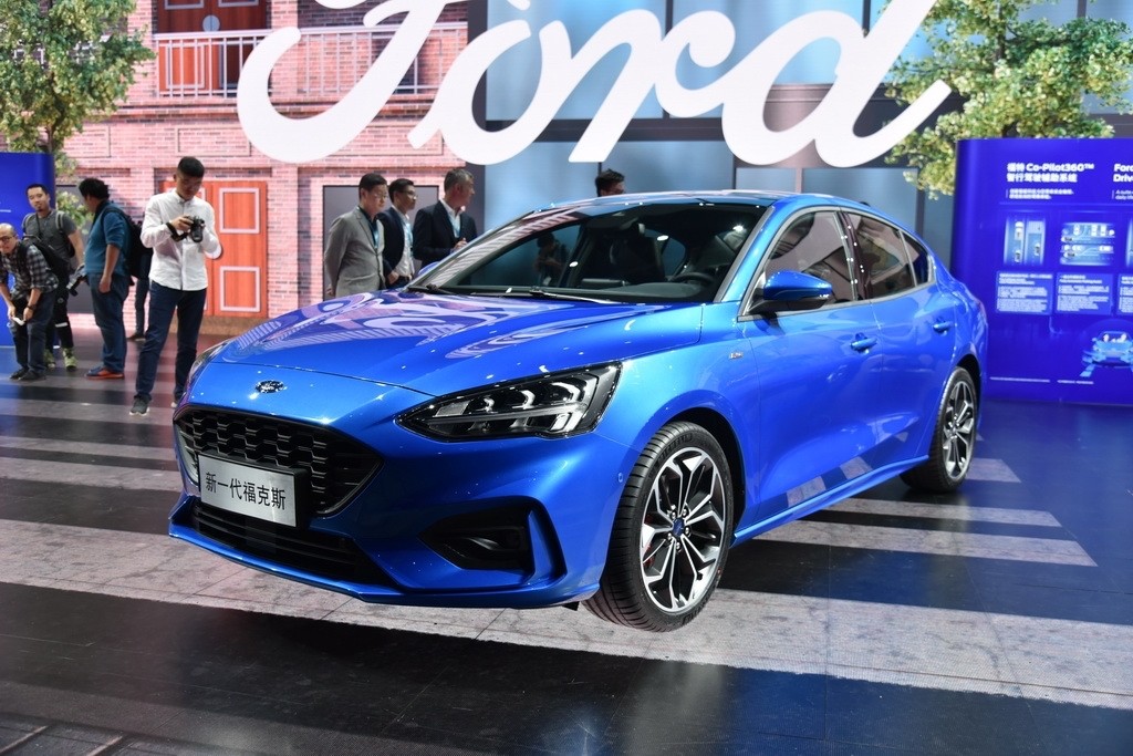 Ford Focus 2019 sedan “lột xác”, đối đầu Mazda 3  ảnh 1
