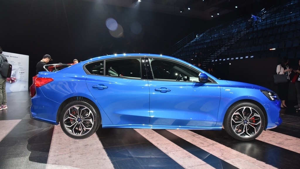 Ford Focus 2019 sedan “lột xác”, đối đầu Mazda 3  ảnh 2
