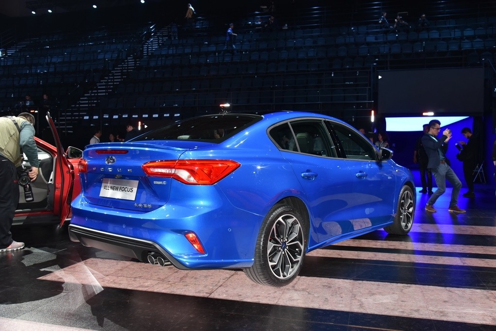 Ford Focus 2019 sedan “lột xác”, đối đầu Mazda 3  ảnh 3