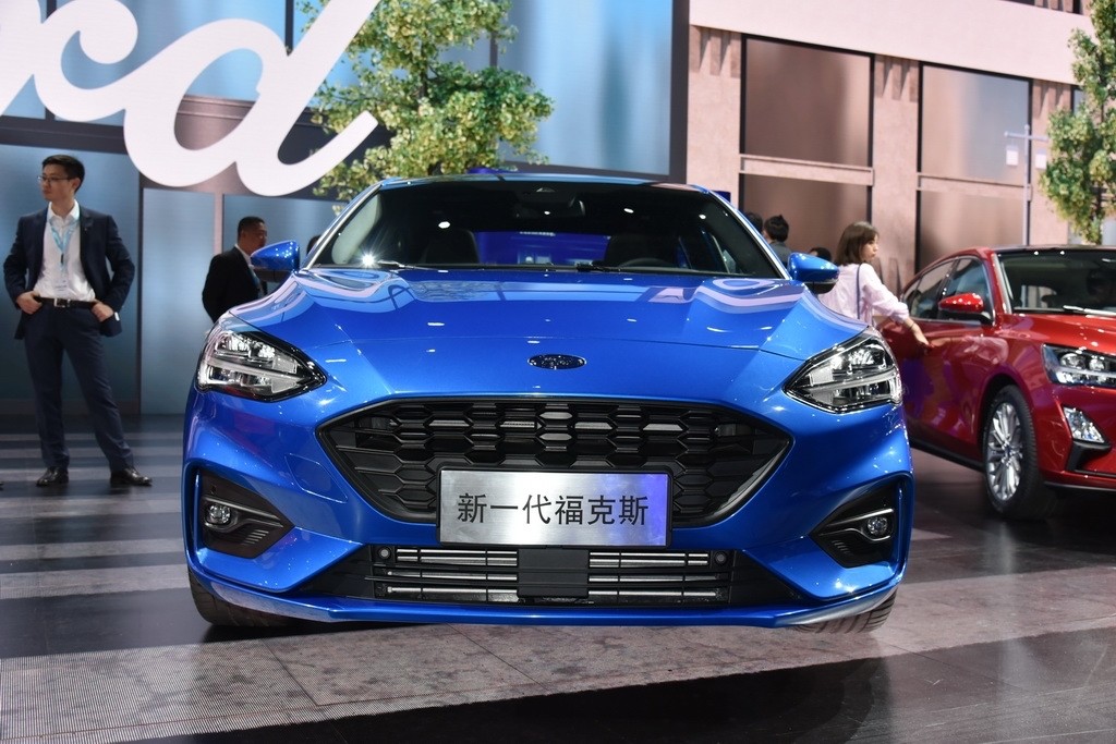Ford Focus 2019 sedan “lột xác”, đối đầu Mazda 3  ảnh 4