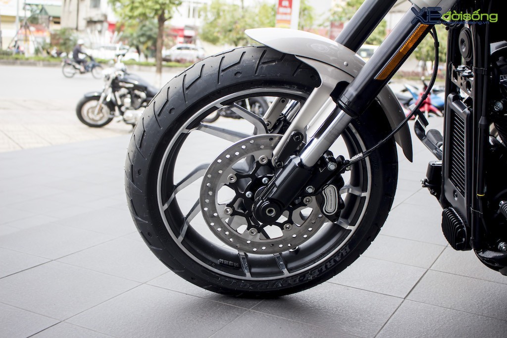 Tìm hiểu Harley-Davidson Sport Glide 2018 giá gần 1 tỷ tại Việt Nam ảnh 5