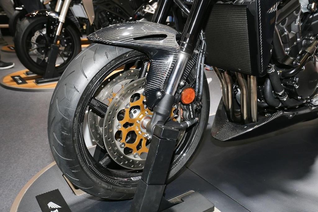 Chiêm ngưỡng naked bike Honda CB1000R độ full carbon cực ngầu ảnh 2