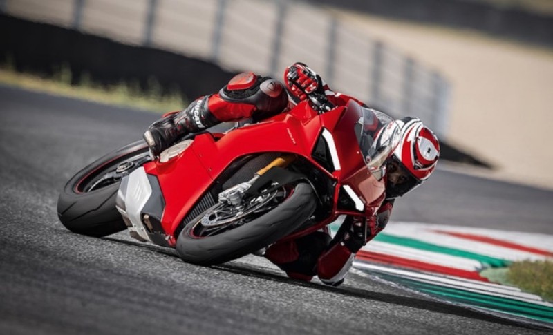 Hàng “hot” Ducati Panigale V4 sử dụng lốp mới có gì đặc biệt?