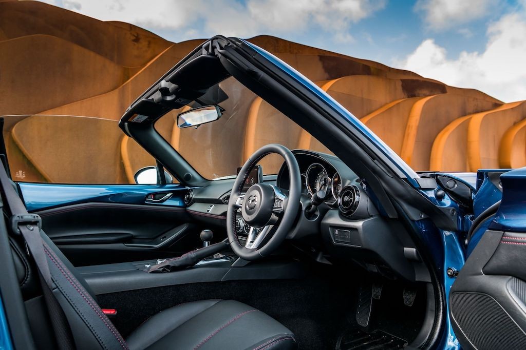 Soi mui trần Mazda MX-5 RF Sport Black Edition giá 798,5 triệu ảnh 3