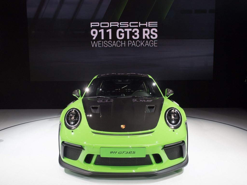 Gói phụ kiện siêu nhẹ của Porsche 911 GT3 RS đắt ngang xe hơi ảnh 1