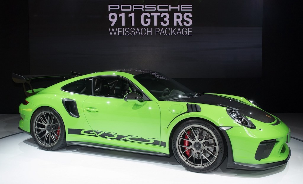 Gói phụ kiện siêu nhẹ của Porsche 911 GT3 RS đắt ngang xe hơi ảnh 2