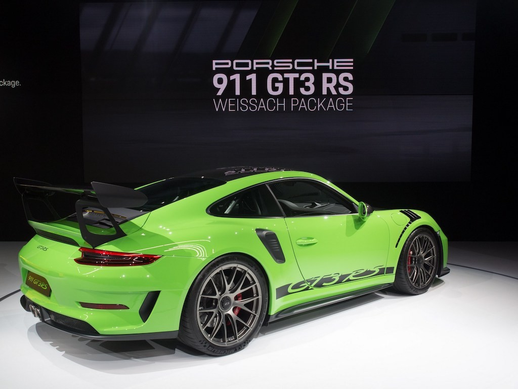 Gói phụ kiện siêu nhẹ của Porsche 911 GT3 RS đắt ngang xe hơi ảnh 3