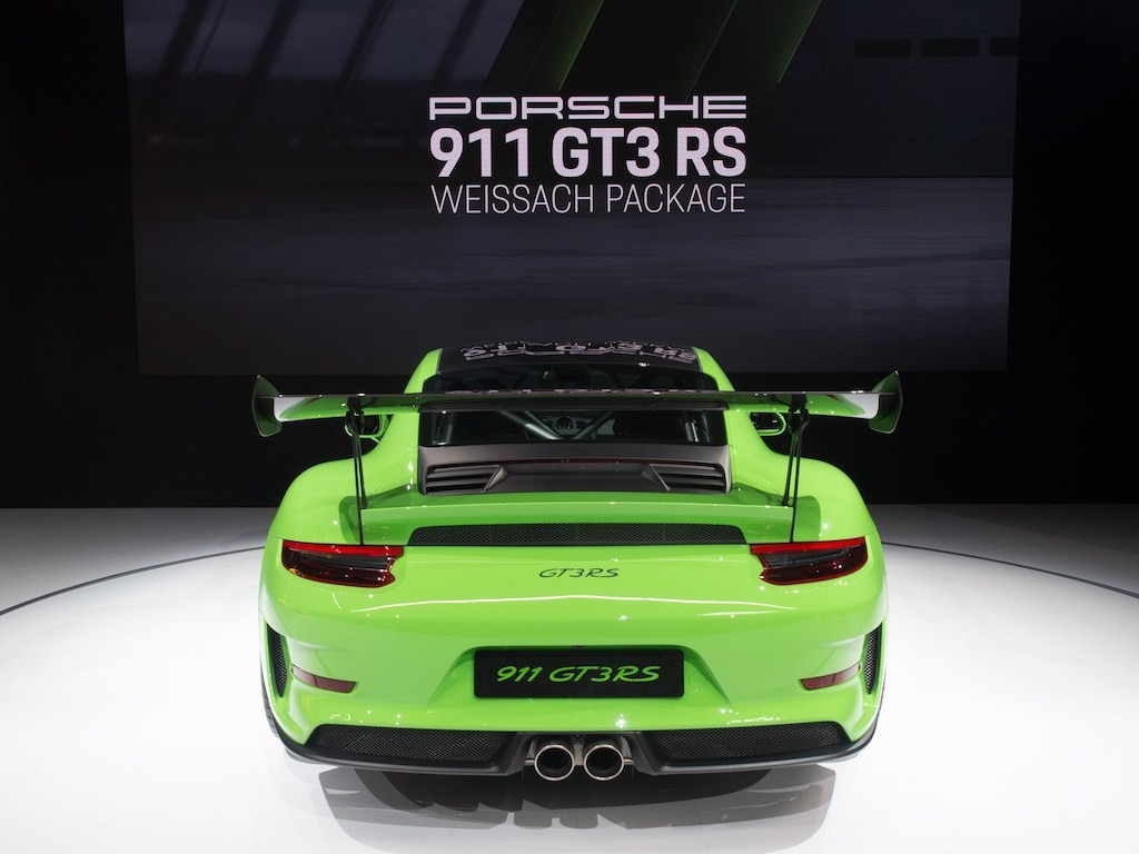 Gói phụ kiện siêu nhẹ của Porsche 911 GT3 RS đắt ngang xe hơi ảnh 4