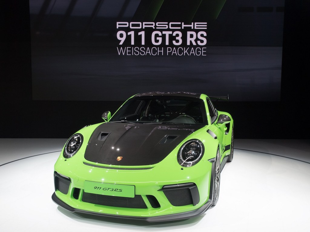Gói phụ kiện siêu nhẹ của Porsche 911 GT3 RS đắt ngang xe hơi ảnh 5