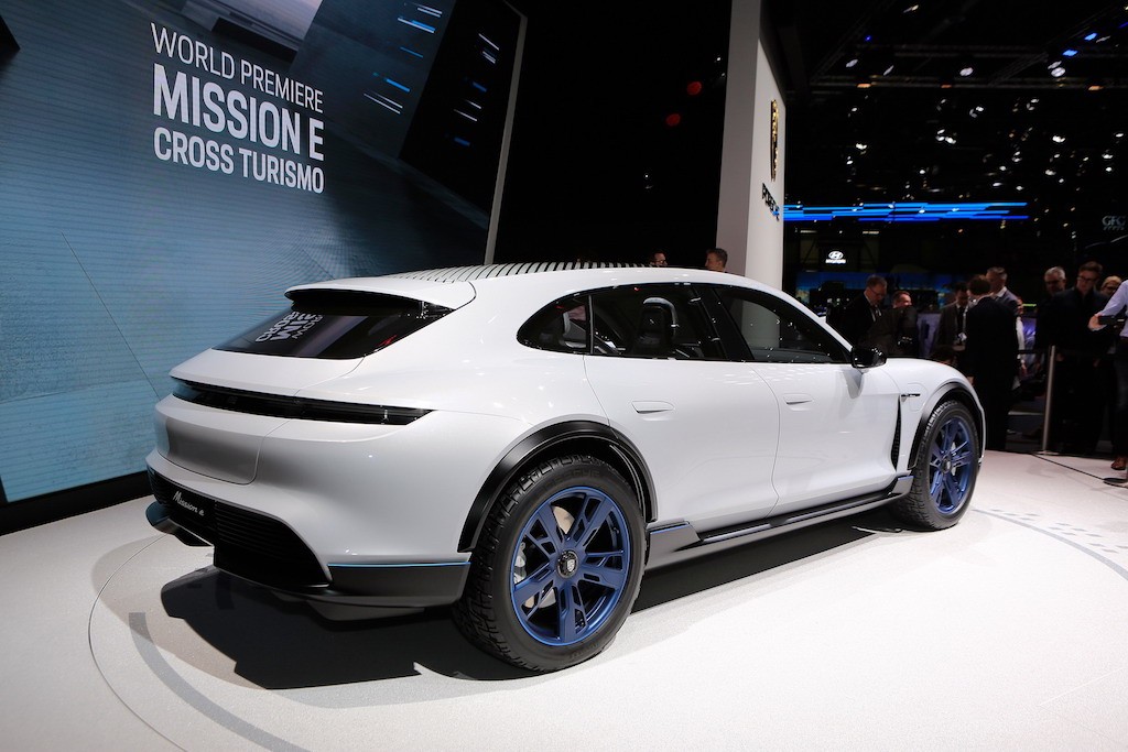 Chưa bán ra, xe điện Porsche Mission E đã có bản crossover ảnh 3