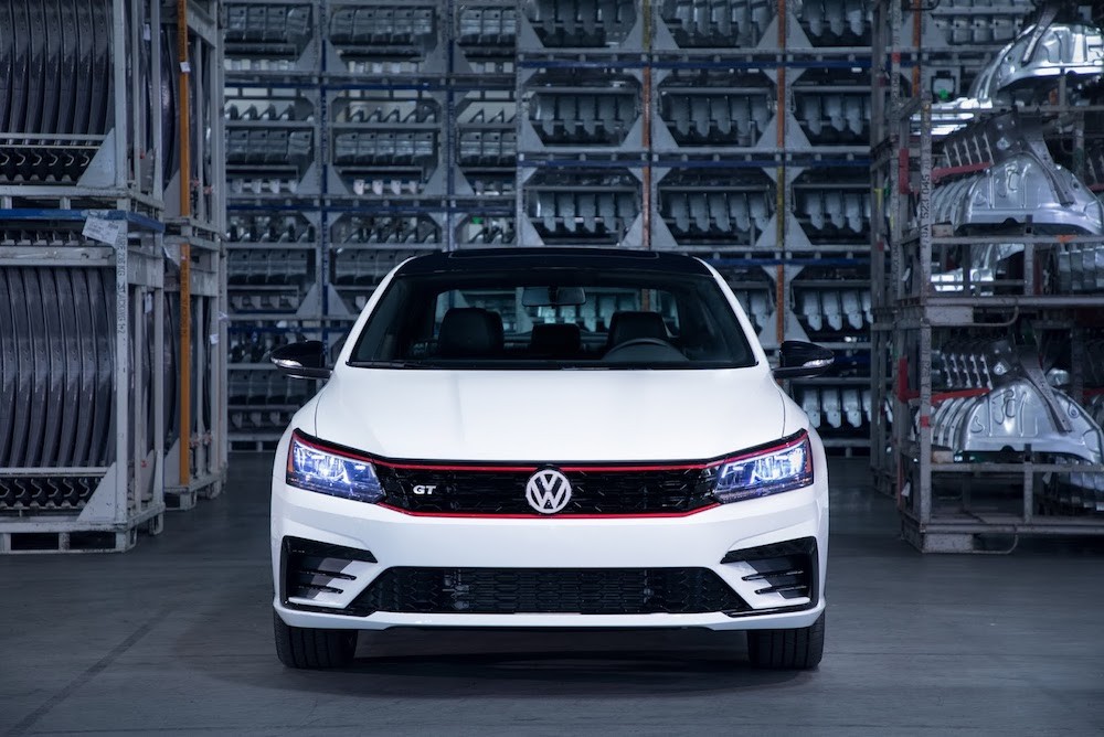 Soi sedan hạng trung thể thao Volkswagen Passat GT giá 675 triệu ảnh 2