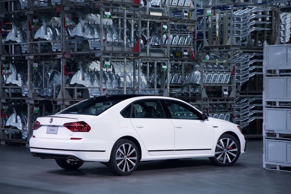Soi sedan hạng trung thể thao Volkswagen Passat GT giá 675 triệu ảnh 3