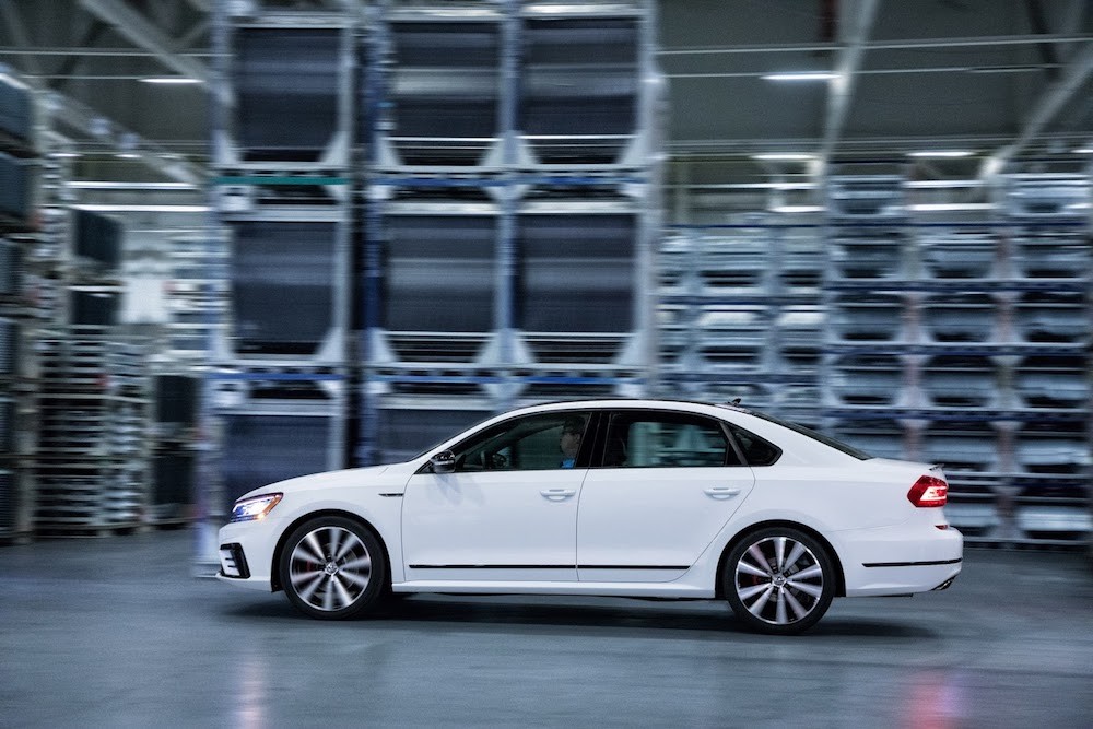 Soi sedan hạng trung thể thao Volkswagen Passat GT giá 675 triệu ảnh 6