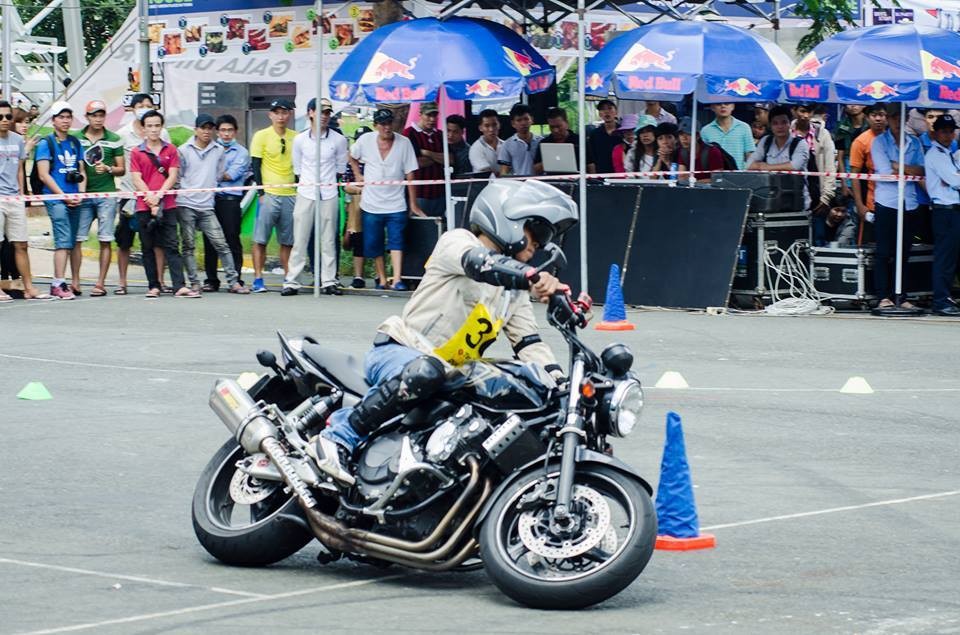 Xem các biker Việt thể hiện kỹ năng Gymkhana điêu luyện  ảnh 7