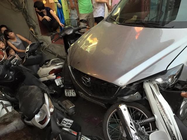Mazda CX-5 bịt kín ngõ nhỏ sau khi đâm nhiều xe máy trên phố Kim Mã ảnh 4